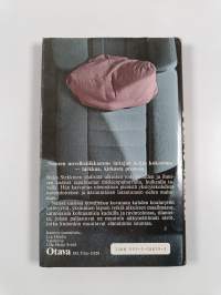 Pieni valhe : novelleja