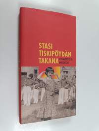 Stasi tiskipöydän takana
