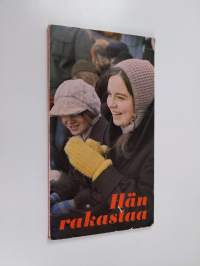 Hän rakastaa : vapaasti kerrotut: Johanneksen ensimmäinen kirje, Jaakobin kirje, Paavalin kirje efesolaisille &amp; Paavalin kirje filippiläisille