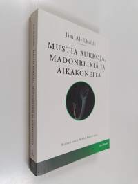 Mustia aukkoja, madonreikiä ja aikakoneita