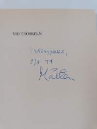 Vid tröskeln : dikter (tekijän omiste)