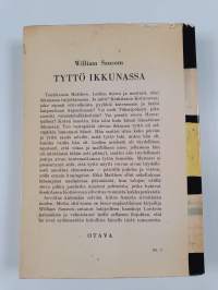 Tyttö ikkunassa