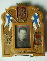 Valokuvakehys puuta   22x17 cm JR15 Lauri 1942 - puhdetyö