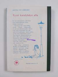 Tyttö katulyhdyn alla