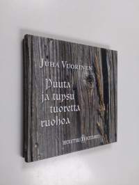 Puuta ja tupsu tuoretta ruohoa