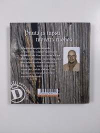 Puuta ja tupsu tuoretta ruohoa