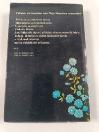 Pihlajan oksassa paperilyhty