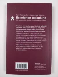 Esimiehen taskukirja : 100 vastausta arkipäivän työsuhdekysymyksiin