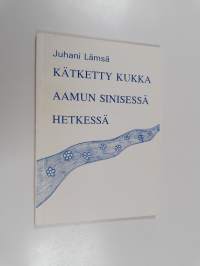 Kätketty kukka aamun sinisessä hetkessä