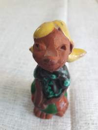 Vanha savityö. Topakka tyttö patsas. Korkeus 9 cm
