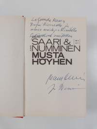Musta höyhen (signeerattu, tekijän omiste)