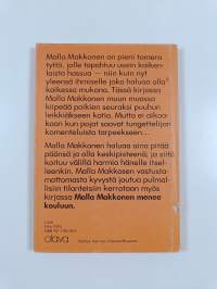 Malla Makkonen kiipeää puuhun
