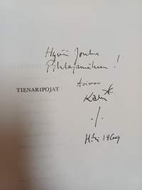 Tienaripojat : valittuja pilapiiroksia (signeerattu, tekijän omiste)