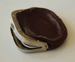 Kolikkokukkaro nahkaa - 7x7 cm