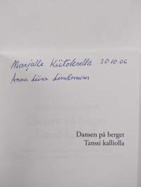 Dansen på berget : kåserier, miljöskildringar och sagor från Åland = Tanssi kalliolla : pakinoita, luontokertomuksia ja satuja Ahvenanmaalta (signeerattu, tekijän...