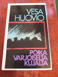 Poika varjoiselta kujalta / Vesa Huovio, P.1982. Kiraj kuvaa mielenmasennuksessa olevan ihmisen mielenmaiseman, yksinäisyyttä jne.