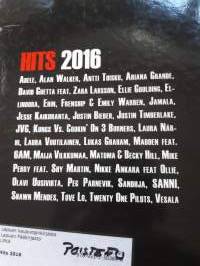 Hits 2016Kuvia artisteista. Vuoden suosituimmat kappaleet  nuotteineen ja sanoineen.15 kuvaa.
