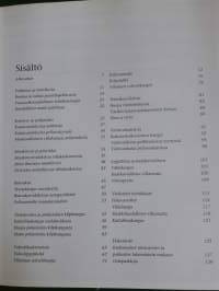 Kudo uutta  Klassiset mallit tuoreella tavalla. Ideoita ja neuvoja kodin teksiileistä käyttövaatteisiin  Kuten vaikka kylpytakki