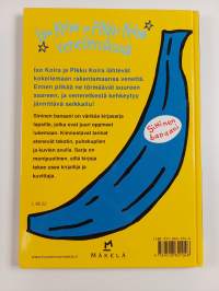 Iso koira ja pikku koira veneilemässä
