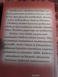 Kätketty sateenkaari / Christmas Kauffman.Kirja perustuu 1900- luvun elämään pienessä Serbi kylässä Jossa köyhää elämää elää Anna Johannes ja heidän jälkeläisensä