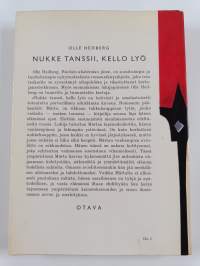 Nukke tanssii, kello lyö : romaani