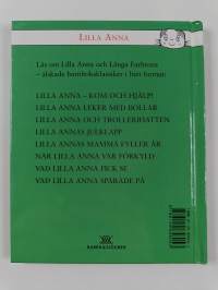 Lilla Anna leker med bollar