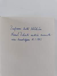 Jumala rokulissa eli Poliittisia luomiskertomuksia (signeerattu, tekijän omiste)