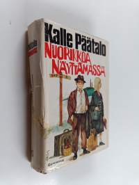 Nuorikkoa näyttämässä