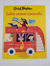Lelut meren rannalla