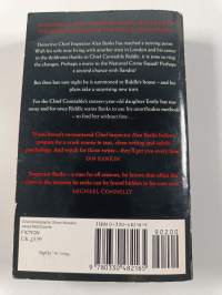 Cold is the Grave - An Inspector Banks Mystery