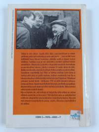 Omin päin Baltiassa : matkaopas