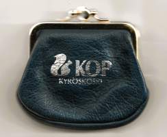 Kolikkokukkaro leukapussi mainoslahja nahkaa KOP Kyröskoski   10x10 cm