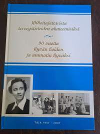 Ylihoitajattarista terveystieteiden akateemisiksi. 90 vuotta hyvän hoidon ja ammatin hyväksi