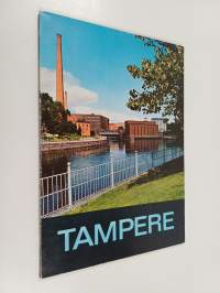 Tampere : sinisten järvien kaupunki = en pärla mellan blånande sjöar = a pearl in a setting of azure lakes = die Perle inmitten blauer Seen