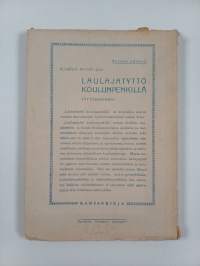Laulajatyttö koulunpenkillä : tyttöromaani