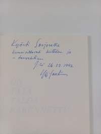 On tätä taloa rakennettu (signeerattu, tekijän omiste)