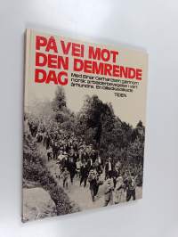 På vei mot den demrende dag : Med Einar Gerhardsen gjennom norsk arbeiderbevegelse i vårt århundre. : En billedkavalkade