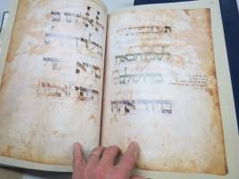 The Ashkenazi Haggadah -faksimile ja selitystekstit; Neuvostojuutalaisten Liiton puheenjohtajan (Morris Abram) omisteella Suomen hallitukselle ja kansalle, 26.5.1988