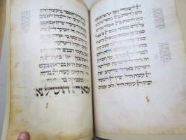 The Ashkenazi Haggadah -faksimile ja selitystekstit; Neuvostojuutalaisten Liiton puheenjohtajan (Morris Abram) omisteella Suomen hallitukselle ja kansalle, 26.5.1988