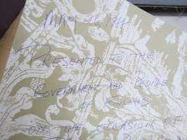 The Ashkenazi Haggadah -faksimile ja selitystekstit; Neuvostojuutalaisten Liiton puheenjohtajan (Morris Abram) omisteella Suomen hallitukselle ja kansalle, 26.5.1988
