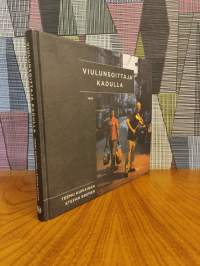 Viulunsoittaja kadulla : es muss sein