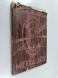 Miekkalintu : teemoja