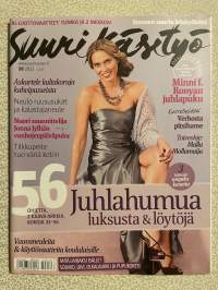 Suuri Käsityö 2012 nr 10, Jonna Jylhän vanhojentanssipuku, Minni f.Ronyan usvaniittyjen mekko, kahvipusseista iltalaukku, ranne- ja korvakorut, kaava-arkki