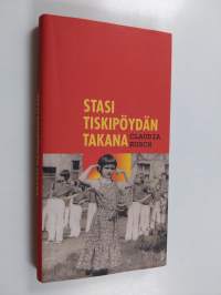 Stasi tiskipöydän takana