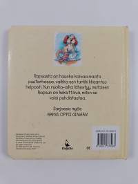 Rapsu leikkii puutarhassa