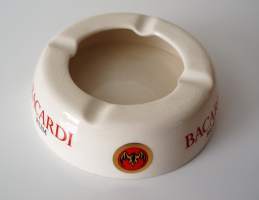 Bacardi Rum mainos tuhkakuppi posliinia 15x5 cm