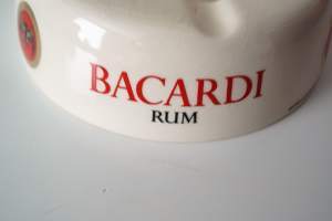 Bacardi Rum mainos tuhkakuppi posliinia 15x5 cm