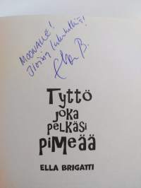 Tyttö joka pelkäsi pimeää (signeerattu)