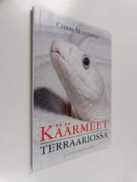 Käärmeet terraariossa