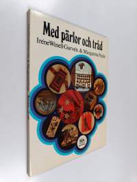 Med pärlor och tråd : trädning och broderi, vävning och makramé, stickning och virkning